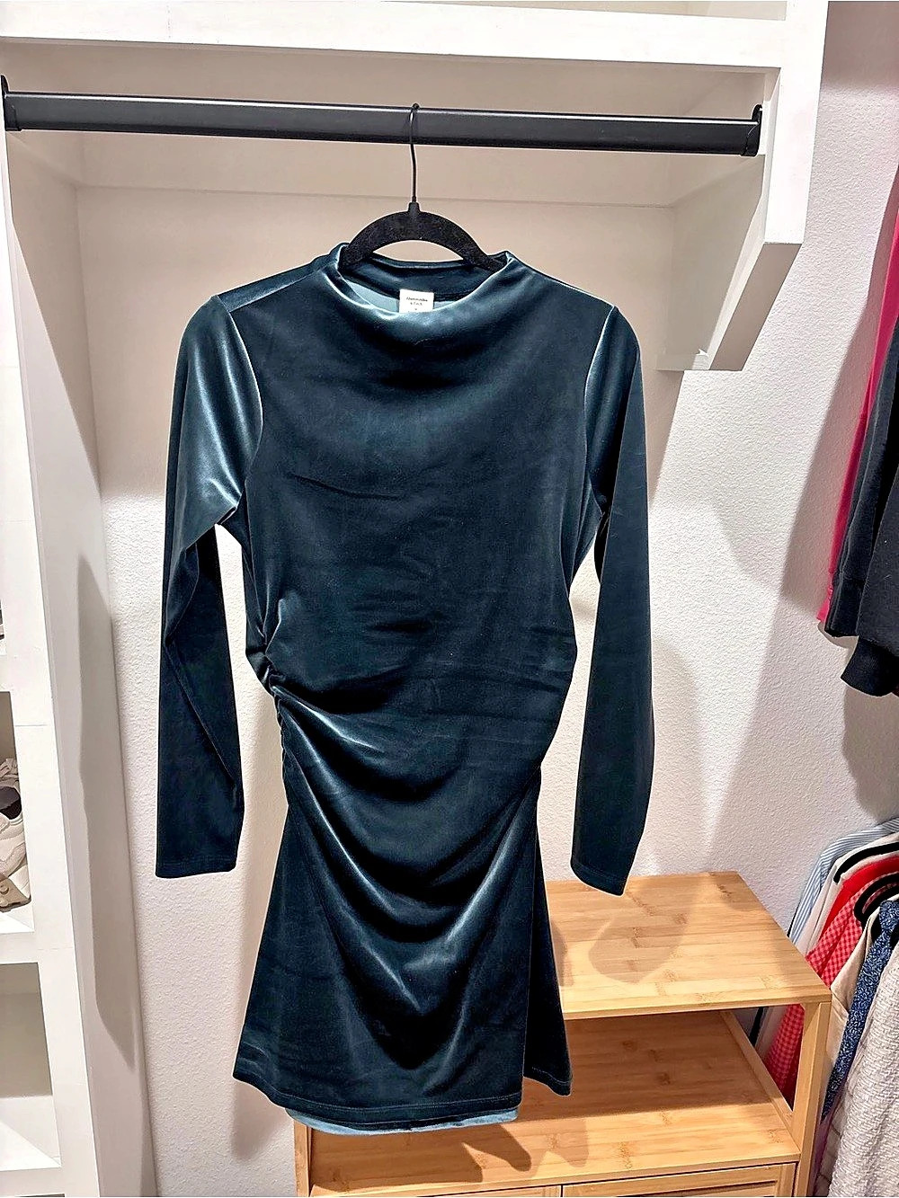 Abercrombie & Fitch The A&F Paloma Long-Sleeve Velvet Mini Dress Velvet Mini